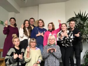 Estill Voice Training -kurssin osallistujat iloisessa yhteiskuvassa