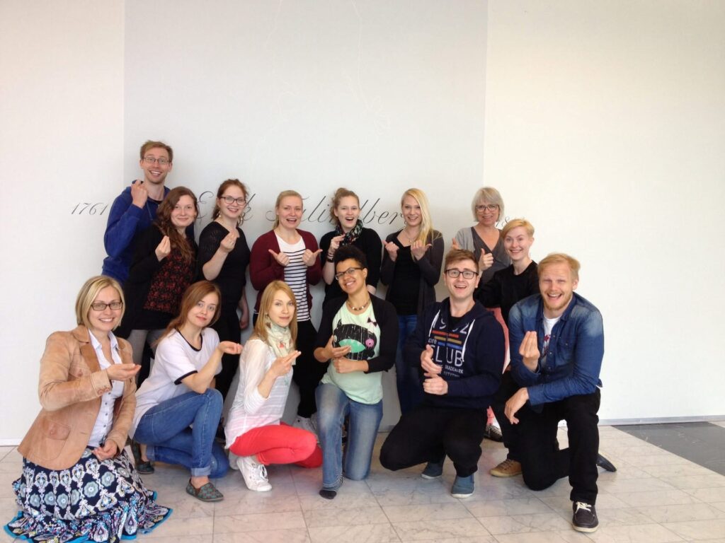 Yhteiskuvassa Estill Voice Training -kurssin osallistujat Oulussa vuonna 2015