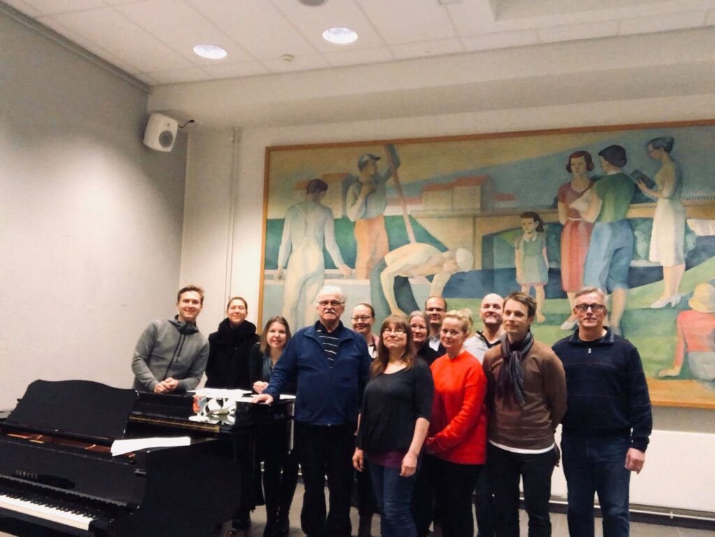 Kuvassa Antti Annolan Estill-workshopiin osallistuneet flyygelin äärellä Oulussa