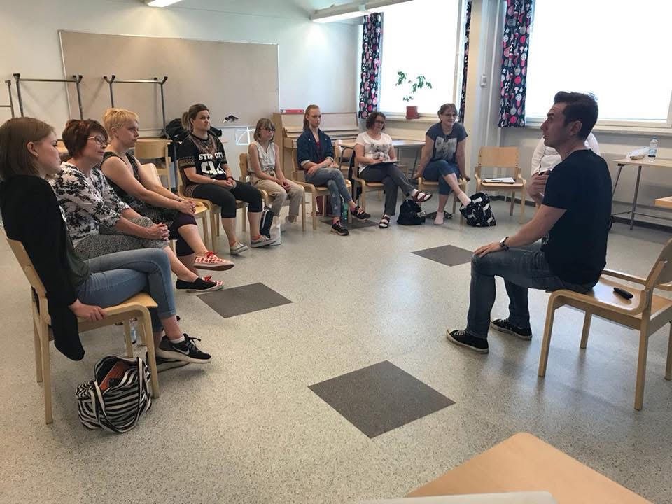 Antti Annola kouluttamassa laulajia Estill-mallin mukaisesti Kiuruvedellä vuonna 2018