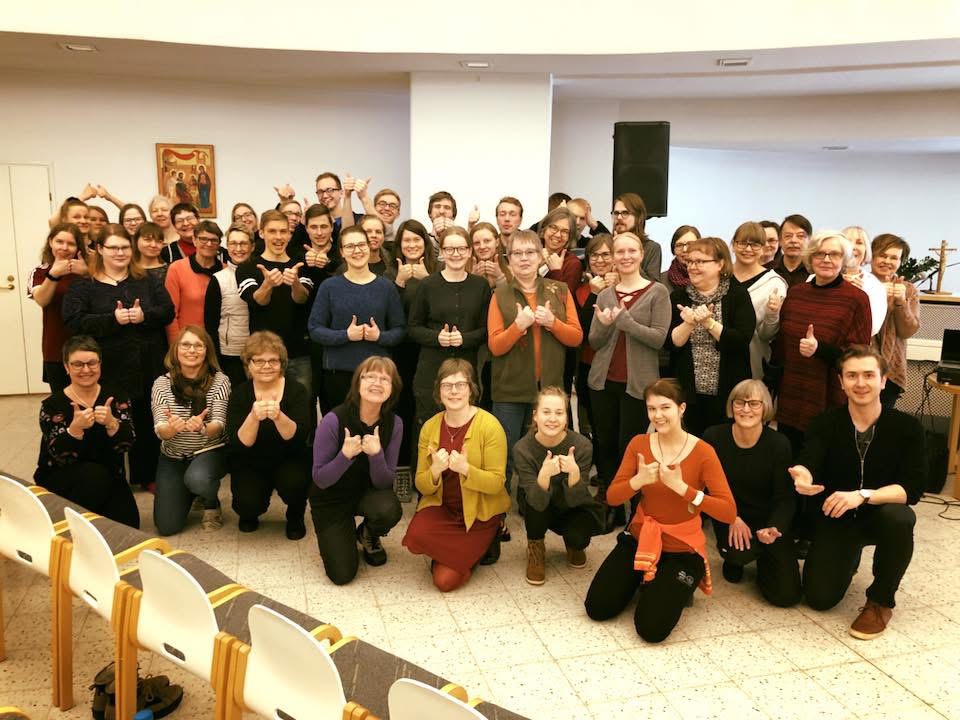 Estill-workshopiin osallistuneet kuorolaulajat yhteiskuvassa Estill-kouluttaja Antti Annolan kanssa