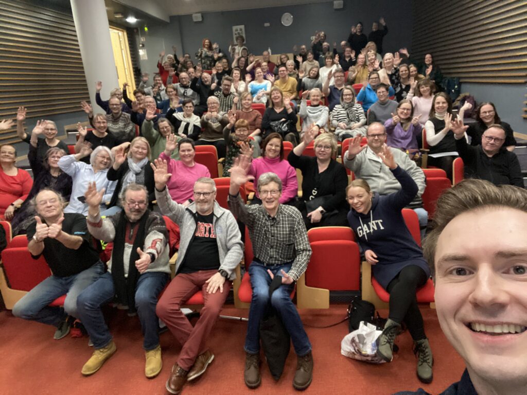 Yhteiskuvassa laulajia Rovaniemellä Antti Annolan laulu- ja äänenkäytön koulutuksessa